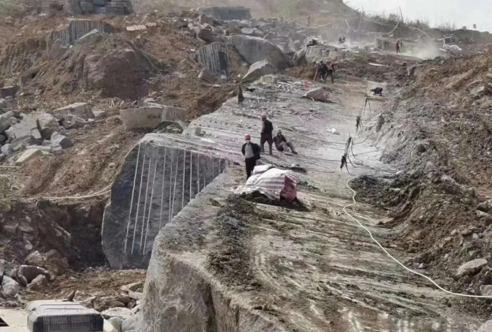 四川宜賓興文縣：以商招商，做強石材產業，附礦山圖片