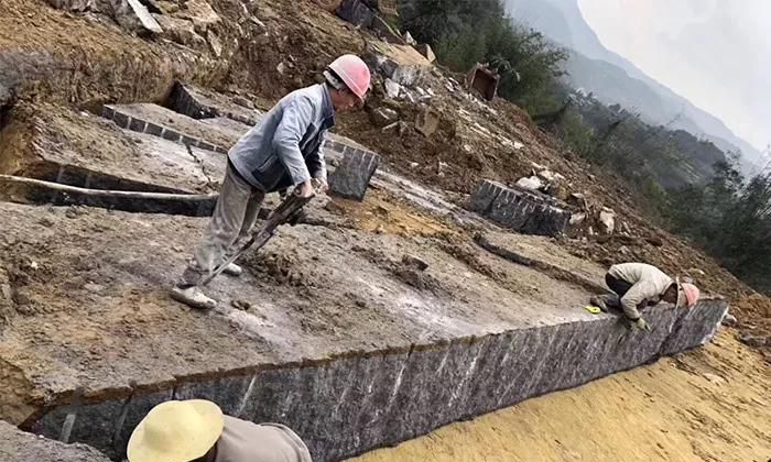 四川宜賓興文縣：以商招商，做強石材產業，附礦山圖片