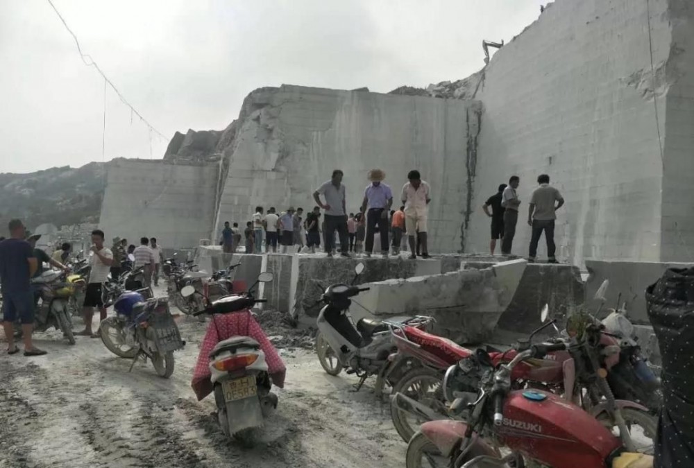 內(nèi)蒙古寧城縣某石場(chǎng)發(fā)料排序表，買荒料要排隊(duì)了，又要重現(xiàn)搶荒料了？附寧城紅欣賞！