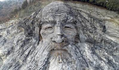 湖北“變廢為寶”,花2.5億改廢棄采石場,建成我國最大山體雕像,當(dāng)?shù)厝耍汉苡幸饬x