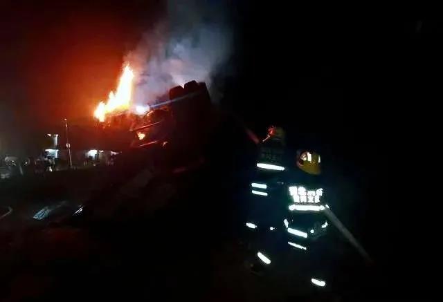 【石材運輸安全第一】麻城白鴨山1拉石材大貨車翻車,貨車起火,司機身受重傷