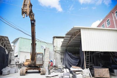 重拳出擊!南安市石井鎮開展石材企業污染整治行動,對三無石材廠機臺進行破壞處理