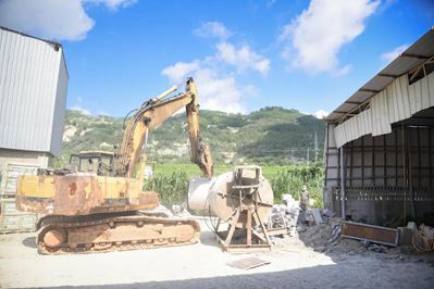 重拳出擊!南安市石井鎮開展石材企業污染整治行動,對三無石材廠機臺進行破壞處理