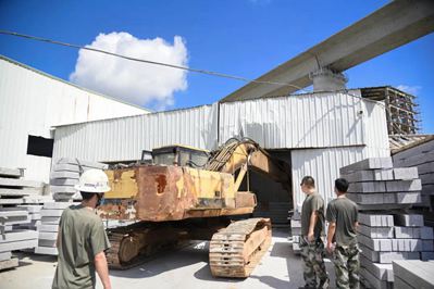 重拳出擊!南安市石井鎮開展石材企業污染整治行動,對三無石材廠機臺進行破壞處理