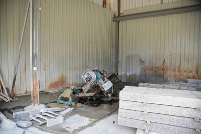 重拳出擊!南安市石井鎮開展石材企業污染整治行動,對三無石材廠機臺進行破壞處理