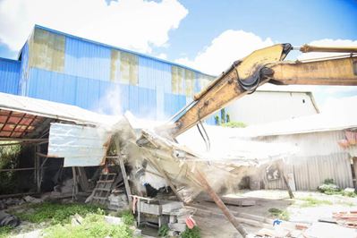 重拳出擊!南安市石井鎮開展石材企業污染整治行動,對三無石材廠機臺進行破壞處理