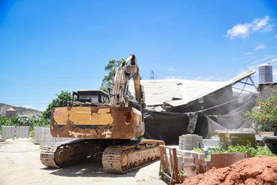 重拳出擊!南安市石井鎮開展石材企業污染整治行動,對三無石材廠機臺進行破壞處理