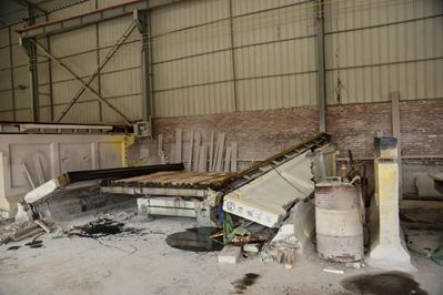 重拳出擊!南安市石井鎮開展石材企業污染整治行動,對三無石材廠機臺進行破壞處理