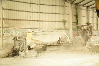 重拳出擊!南安市石井鎮開展石材企業污染整治行動,對三無石材廠機臺進行破壞處理