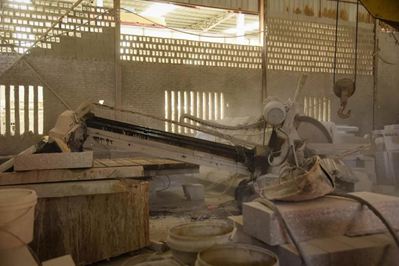 重拳出擊!南安市石井鎮開展石材企業污染整治行動,對三無石材廠機臺進行破壞處理