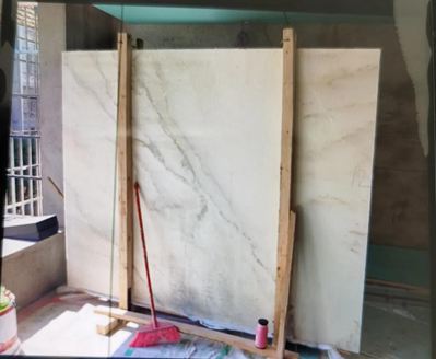 在水頭花1.5萬買的背景墻，他卻“賣”出6萬多，還被采取刑事強制措施