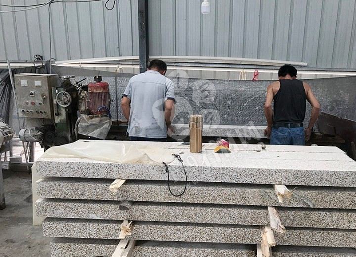 【南陽金泰石業(yè)】主營河南黃金麻、河南黃銹石方城芝麻白花崗巖園林工程配套用石