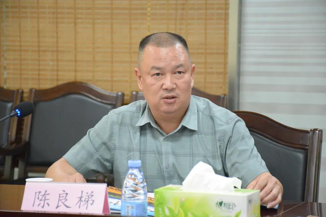 新疆奇臺縣委副書記、縣長劉強一行到訪南安市石材協會