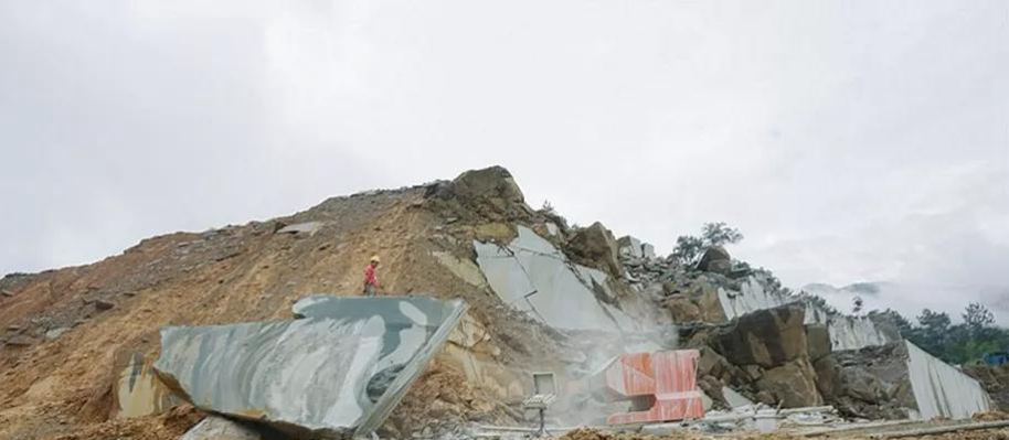 廣西青石桂林龍勝縣輝綠巖石材礦山及超大荒料欣賞!