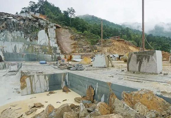 廣西青石桂林龍勝縣輝綠巖石材礦山及超大荒料欣賞!