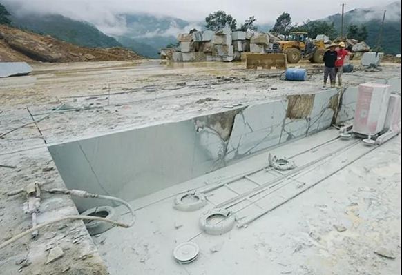 廣西青石桂林龍勝縣輝綠巖石材礦山及超大荒料欣賞!