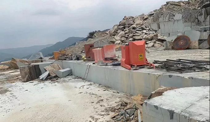 廣西青石桂林龍勝縣輝綠巖石材礦山及超大荒料欣賞!