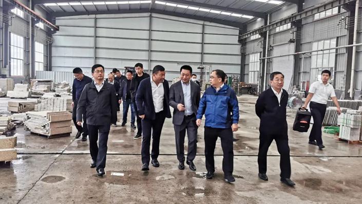 考察幾大知名花崗巖產(chǎn)區(qū)，把中部（麻城）石材產(chǎn)業(yè)園建成中國臨礦產(chǎn)業(yè)集群標(biāo)桿園區(qū)達(dá)成共識(shí)