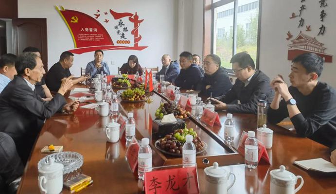 考察幾大知名花崗巖產(chǎn)區(qū)，把中部（麻城）石材產(chǎn)業(yè)園建成中國臨礦產(chǎn)業(yè)集群標(biāo)桿園區(qū)達(dá)成共識(shí)