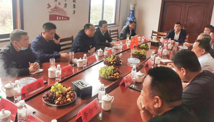 考察幾大知名花崗巖產(chǎn)區(qū)，把中部（麻城）石材產(chǎn)業(yè)園建成中國臨礦產(chǎn)業(yè)集群標(biāo)桿園區(qū)達(dá)成共識(shí)