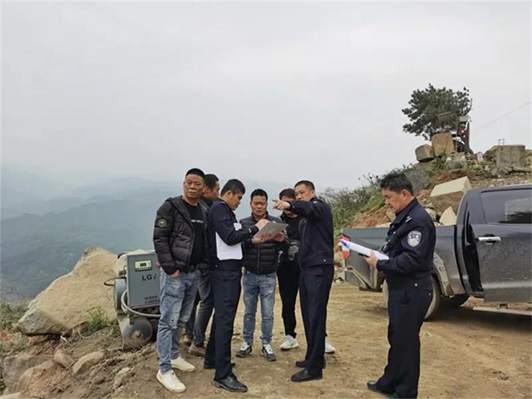 鐘山縣（廣西芝麻黑產地）警方成功偵破！擅自占用林地開采花崗巖石材案件