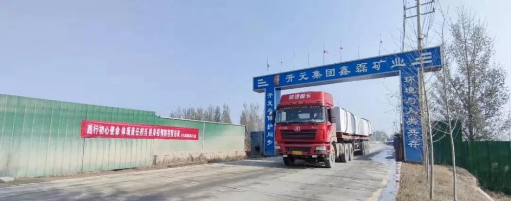 山東汶上水牛山礦區(qū)15米巨石門(mén)牌石成功吊裝承運(yùn)