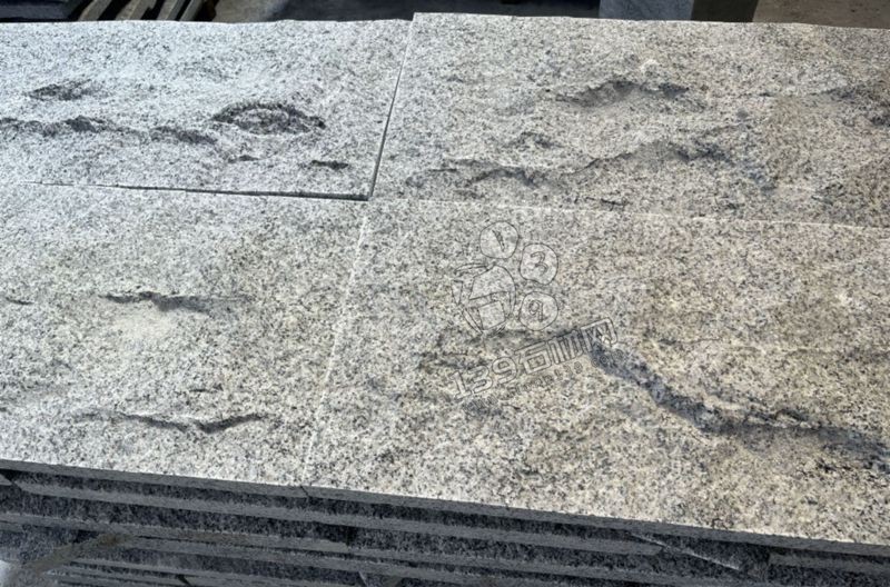 洪剛石業主要經營安徽芝麻黑(金寨黑花崗巖)路沿石、斧剁面、盲道石、蘑菇石等產品