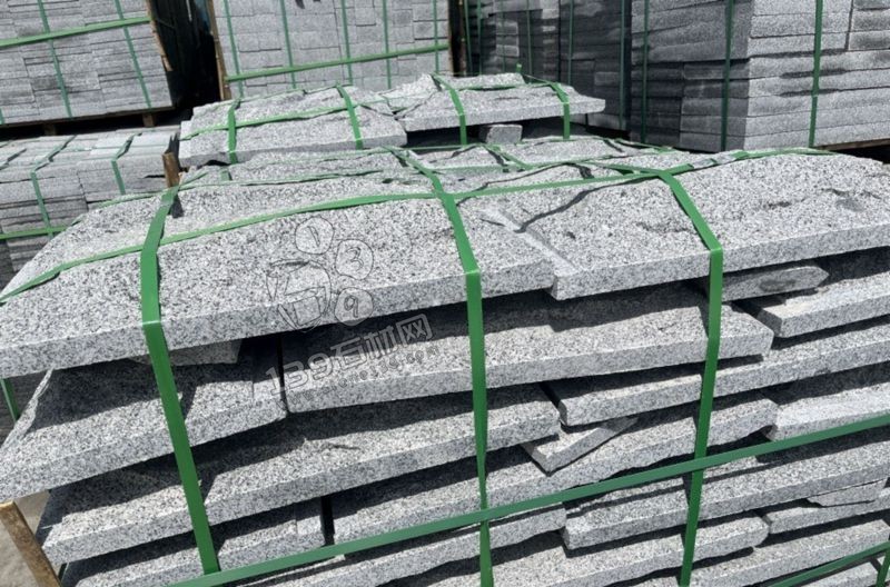 洪剛石業主要經營安徽芝麻黑(金寨黑花崗巖)路沿石、斧剁面、盲道石、蘑菇石等產品