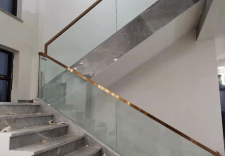 干貨:石材樓梯搭配玻璃護欄欄桿的幾種做法 石材樓梯搭配玻璃護欄欄桿