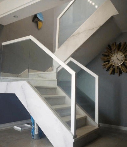 干貨:石材樓梯搭配玻璃護欄欄桿的幾種做法 石材樓梯搭配玻璃護欄欄桿