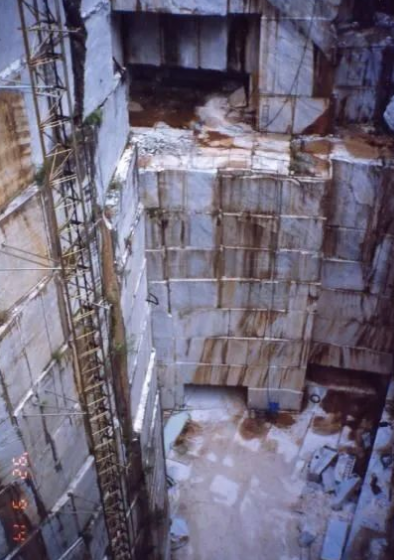 干貨分享給家里有礦的石材小伙伴:石材礦山開(kāi)采工藝與設(shè)備解析 石材礦山開(kāi)采工藝與設(shè)備解析