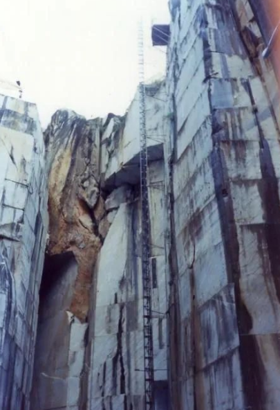 干貨分享給家里有礦的石材小伙伴:石材礦山開(kāi)采工藝與設(shè)備解析 石材礦山開(kāi)采工藝與設(shè)備解析