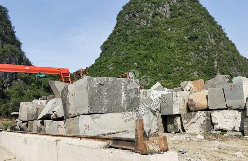 廣西芝麻黑礦山開采、金宏石業鐘山青(廠礦一體)